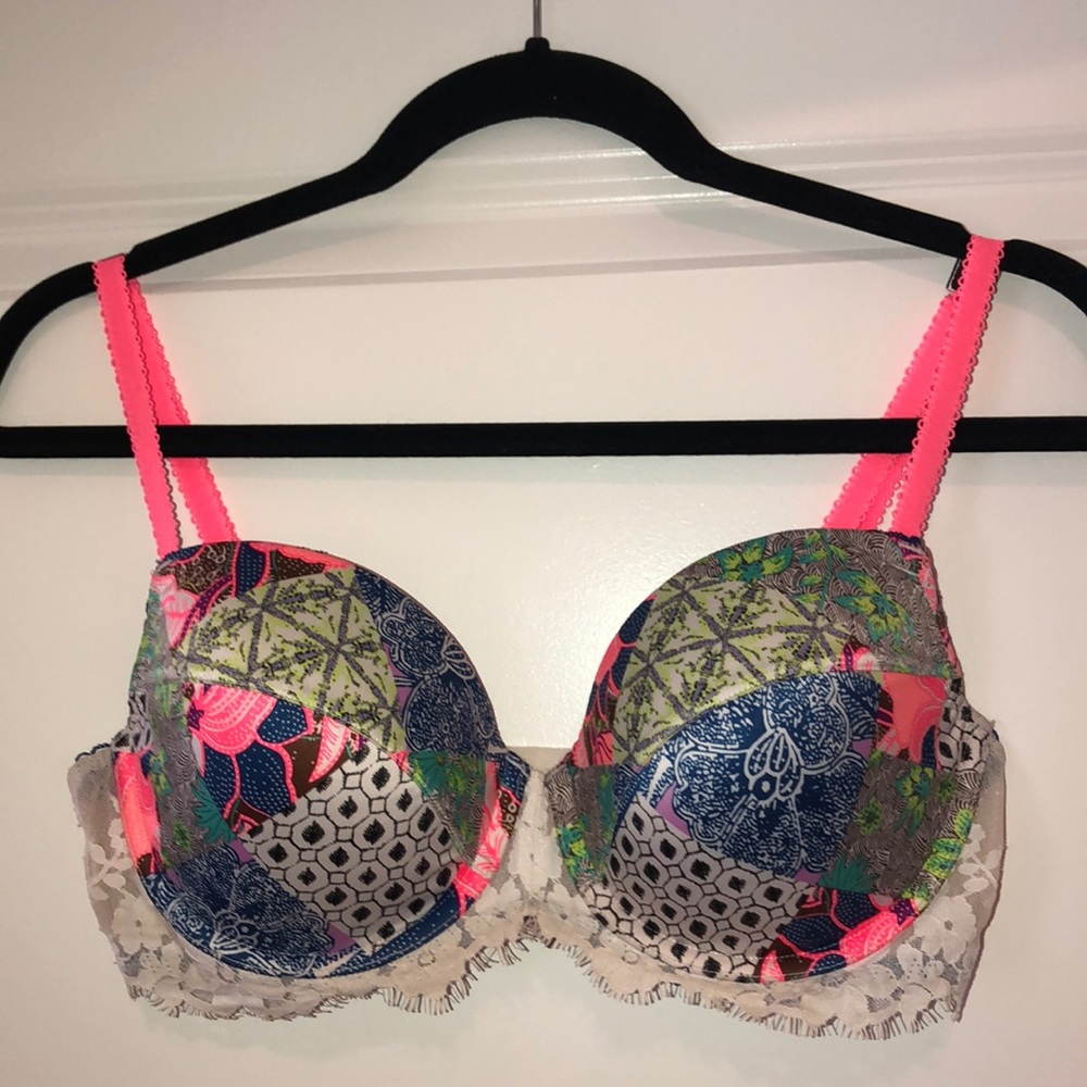 Victoria’s Secret dream angel Demi. Never been worn.